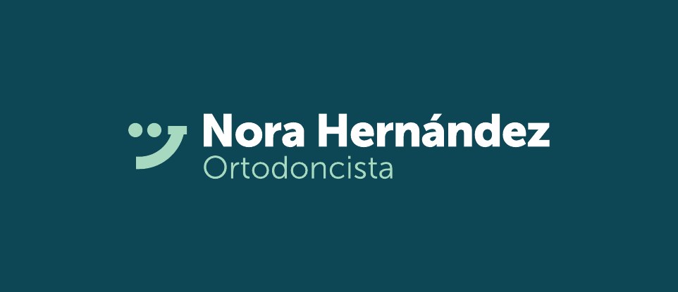 Marca nueva de la Dra. Nora Hernández: isotipo de sonrisa en teal profundo con acento menta
