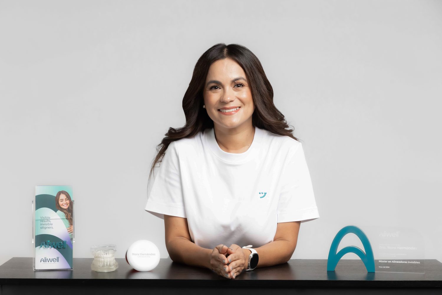 Sesión de marca de la Dra. Nora Hernández: escritorio con productos y empaques de la nueva identidad