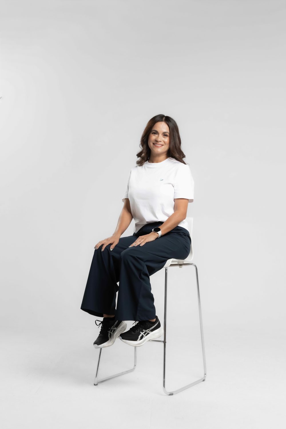 Retrato de cuerpo completo con playera de la nueva marca