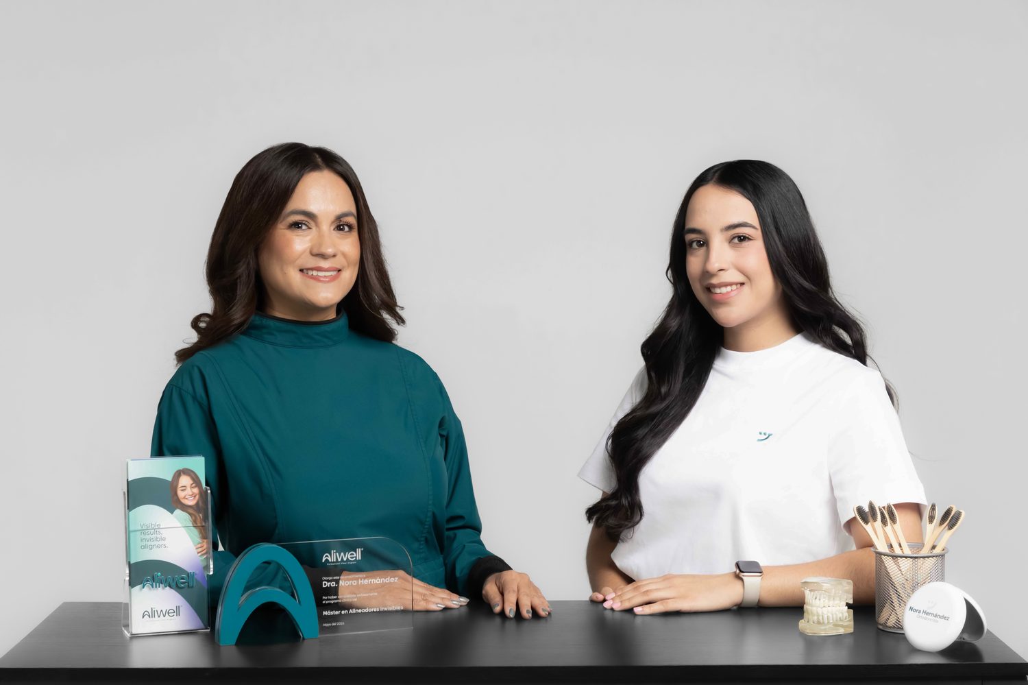 El equipo del consultorio con los productos de la nueva marca