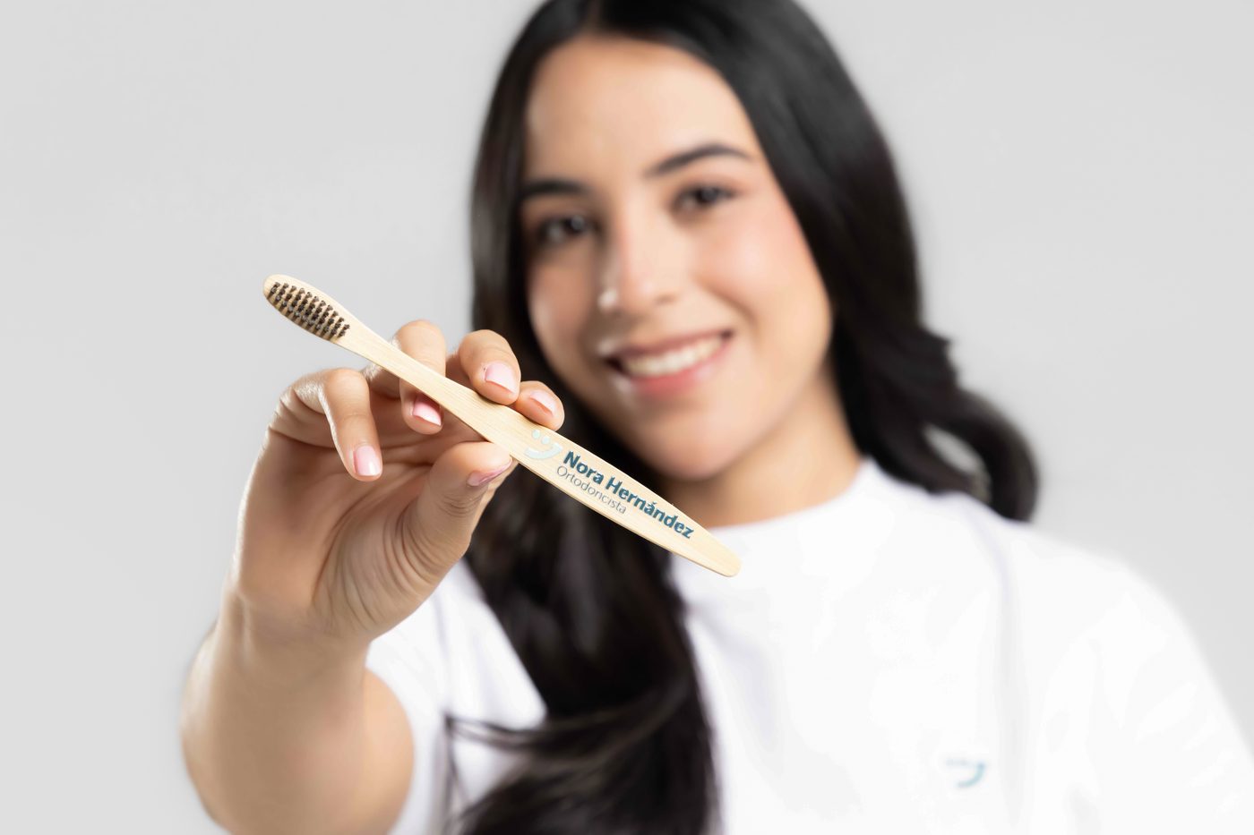 Sesión de marca para consultorio dental: cepillo personalizado con la nueva identidad